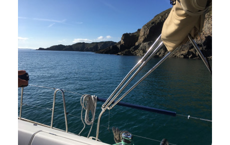 Adaskell au mouillage  souš La Coupée